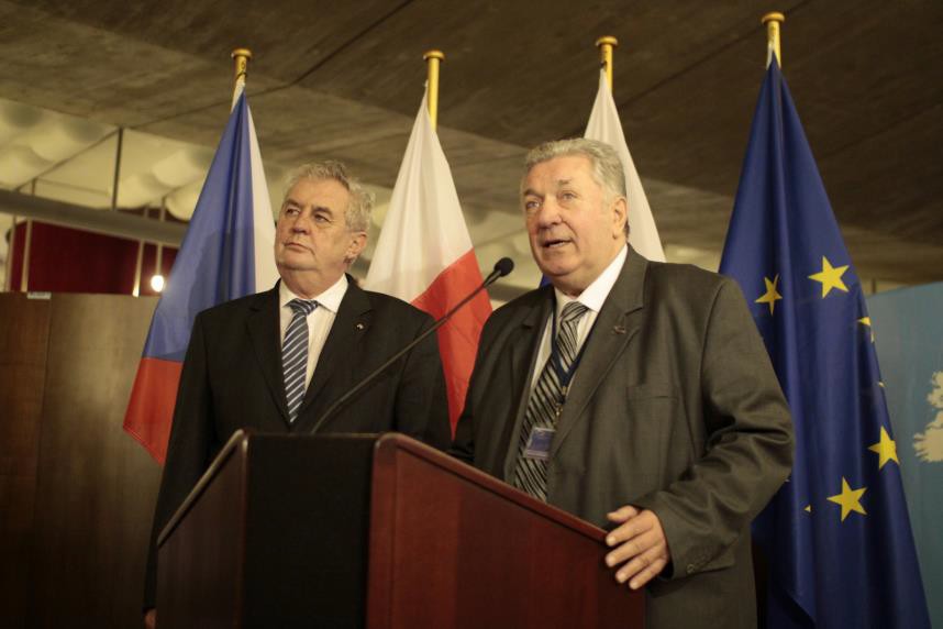 Prezident ČR Miloš Zeman a poslanec EP Vojtěch Mynář pri slávnostnom otvorení výstavy k projektu D-O-L