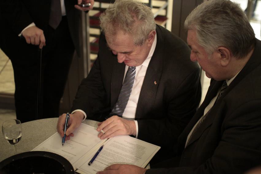 Prezident ČR Miloš Zeman a poslanec EP Vojtěch Mynář pri podpise Memoranda účastníkov odbornej medzinárodnej debaty na tému projektu D-O-L Prezident ČR Miloš Zeman a poslanec EP Vojtěch Mynář pri podpise Memoranda účastníkov odbornej medzinárodnej debaty na tému projektu D-O-L